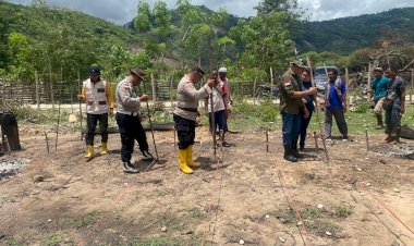 Dukung-Program-Kapolda-NTT-“-Gerakan-NTT-Lumbung-Jagung-Nasional-“,-Polres-TTS-Lakukan-Penanaman-Jagung-di-Desa-Oetuke