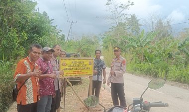 Pasang-papan-Imbauan-Peringatan-Rawan-Longsor,-Polsek-Kie-Ingatkan-Pengunna-Jalan-Berhati-hati