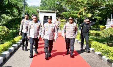 Wakapolri-Komjen-Pol.-Dr.-Dedi-Prasetyo-Tiba-di-Kupang,-Disambut-Hangat-Kapolda-NTT