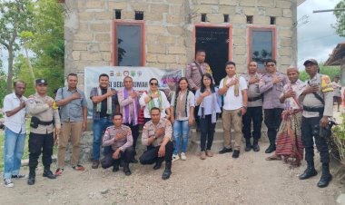 Polres-TTS-Serahkan--Bantuan-Rumah-kepada-Oma-Adolfina-Nenosaet