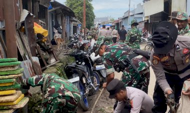 TNI-Polri-Bersinergi,-Laksanakan-Kerja-Bakti-di-Pasar-Inpres-Soe