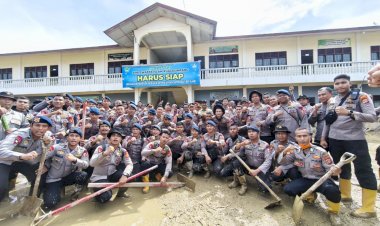 Kapolri-Tinjau-Aceh-Tamiang,-Targetkan-Sekolah-Bisa-Segera-Beroperasi 