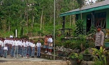 Kanit-Binmas-Pimpin-Upacara-Bendera-di-SMTK-Benfomeni,-Tekankan-Pentingnya-Disiplin-dan-Kekompakan