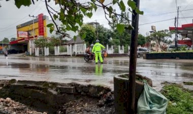 Dedikasi-di-Balik-Hujan:-Personel-Tetap-Laksanakan-Gatur-Pagi-Demi-Keselamatan-Pengendara-dan-Pejalan-Kaki