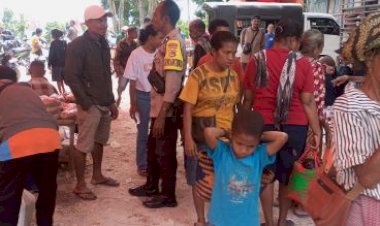 Sambang-ke-Pasar- Mingguan-Desa-Se”i,-Bhabinkamtibmas-Polsek-Kolbano-Polres-TTS-Polda-NTT- Ajak-Warga-Berperan-Aktif- Dalam-Menjaga-Kamtibmas