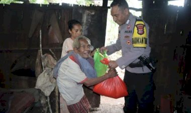 Peduli-Sesama,-Bhabinkamtibmas-Pospol-Mollo-Tengah--Polres-TTS- Salurkan-Bansos-Bagi-Warga-Membutuhkan