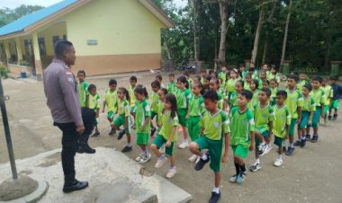 Tanamkan-Disiplin-Sejak-Dini,-Bhabinkamtibmas- Polsek-Amanuban-Tengah--Polres-TTS-Ajarkan-Peraturan-Baris-Berbaris-kepada-Anak-Anak