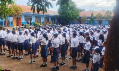 Tingkatkan-Disiplin-Siswa,-Sat-Binmas-Polres-TTS-Pimpin-Upacara-di-SMPN-2-Soe