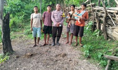 Hadir-di-Tengah-Warga,-Bhabinkamtibmas-Desa-Nunusunu--Polres-TTS- Pererat-Silaturahmi-Demi-Kamtibmas-Kondusif