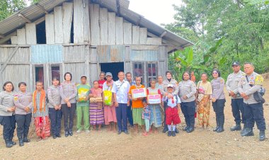 Aksi-Humanis-Srikandi-Polres-TTS--Polda-NTT-Tembus-Pelosok-Desa-Hutalan,--Salurkan-Bantuan-Alat-Tulis--dan-seragam-sekolah--Dari-Kapolda-NTT