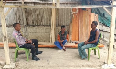 Tingkatkan-Kesadaran-Kamtibmas-dan-Waspadai-Cuaca-Ekstrem,-Bhabinkamtibmas-Sambangi-Warga-di-Desa-Suni