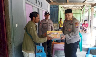 Kapolsek-Polen-Laksanakan-Silaturahmi-dan-Berikan-Bingkisan-Idul-Fitri-Kepada-Umat-Muslim-di-Desa-Loli