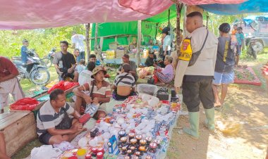 Beri-Himbauan-Serta-Monitoring-di-Pasar-Mingguan-Desa-Besana,-Bhabinkamtibmas-Kec.-Mollo-Barat-Laksanakan-Patroli