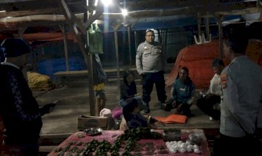 Polsek-Amanuban-Tengah-Laksanakan-Patroli-Malam-di-Pasar-Inpres-Niki-Niki,-Jaga-Kondusivitas-Wilayah