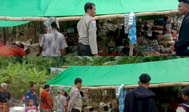 Hadir-di-Tengah-Warga,-Bhabinkamtibmas-Patroli-ke-Pasar-Mingguan-Oenopu-Berikan-Himbauan-Kamtibmas