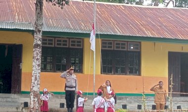 Kapolsek-Amanuban-Tengah-Pimpin-Upacara-Bendera-di-SDK-Yaswari-Niki---Niki,-Tanamkan-Rasa-Cinta-Tanah-Air-dan-Disiplin