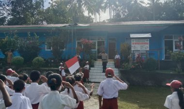 Polri-Hadir-di-Sekolah:-Kapolsek-Amanatun-Utara-Beri-Motivasi-dan-Pesan-Kamtibmas-bagi-Siswa-SD