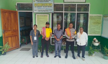 Kapolsek-Amanuban-Tengah-dan-Bhabinkamtibmas-Monitoring-Pelaksanaan-Ujian-di-SD-Inpres-Ekpulen,-Ajak-Sinergi-Jaga-Kamtibmas-di-Lingkungan-Sekolah