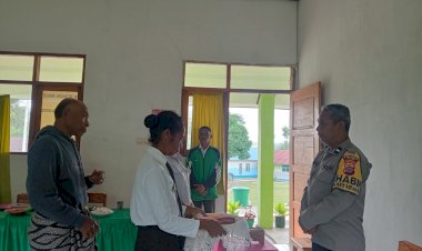 Bhabinkamtibmas-Desa-Ofu,-Monitoring-Pelaksanaan-Ujian-di-SD-Inpres-Nifubia,-Ajak-Sinergi-Jaga-Kamtibmas-di-Lingkungan-Sekolah