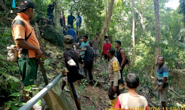 Bhabinkamtibmas-Polsek-Kualin-Ikut-Kerja-Bakti-Bersihkan-Sumber-Air,-Sekaligus-Himbau-Kamtibmas-di-Warga