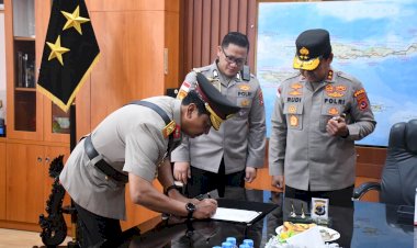 Kapolda-NTT-Pimpin-Penyerahan-Jabatan-Wakapolda,-Brigjen-Pol-Baskoro-Tri-Prabowo-Memasuki-Masa-Purna-Tugas