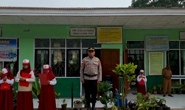 Kapolsek-Amanuban-Tengah-Pimpin-Upacara-Bendera-di-SD-Inpres-Ekpulen-Niki-Niki