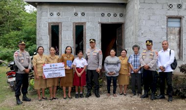 Penyerahan-Bantuan-Transportasi-dari-Kapolda-NTT-kepada-Siswa-Berprestasi-di-Kota-Soe