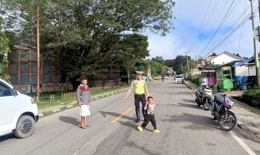 Satlantas-Polres-TTS-Gelar-Pengaturan-Pagi-di-Jalan-Ahmad-Yani,-Seberangkan-Anak-TK-Kemala-Bhayangkari