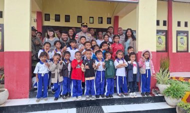 Edukasi-Sejak-Dini,-Polsek-Amanuban-Tengah-Terima-Kunjungan-dari-St.-Andrew's-School-Kuatnana