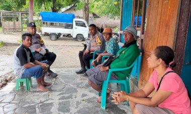 Bhabinkamtibmas-Polsek-Amanuban-Selatan-Sambangi-Warga-Desa-Pollo,-Sampaikan-Pesan-Kamtibmas-hingga-Waspada-Cuaca-Ekstrem