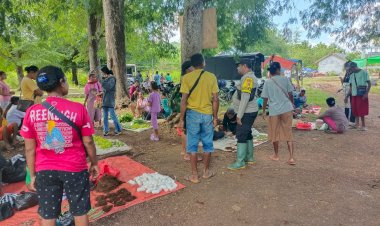 Laksanakan-Patroli-Dialogis-di-Pasar-Fatukoko,-Bhabinkamtibmas-Mollo-Barat-Himbau-Terkait-TPPO-dan-Jauhi-Perjudian