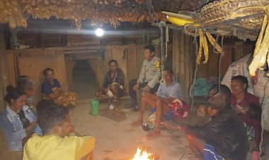 Jaga-Kondusifitas-Kamtibmas,-Bhabinkamtibmas-Desa-Mnesatbubuk-Laksanakan-Patroli-ke-Pemukiman-Warga
