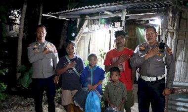 Viral-Tiga-Siswa-Berjalan-dengan-Sandal-Lusuh,-Respons-Cepat-Kapolda-NTT-dan-Polres-TTS-Hadirkan-Senyum-Baru-bagi-Anak-Anak-Oelbubuk