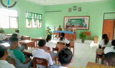 Personel-Polsek-Kualin-Berikan-Pembekalan-Kepemimpinan-dan-Sosialisasi-Kamtibmas-di-SMKN-Oehani