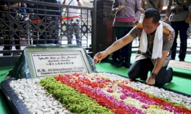 Jelang-Hari-Bhayangkara,-Kapolri-Ziarah-Ke-Makam-Gus-Dur