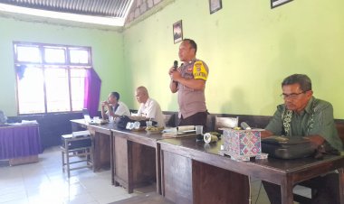 Edukasi-Hukum,-Bhabinkamtibmas-Kot'olin-Sosialisasikan-KUHP-2023-kepada-Warga-Desa-Hoibeti