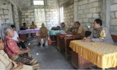 Meningkatkan-Silahturahmi,-Bhabinkamtibmas-Sambangi-Kantor-Desa-Oeue