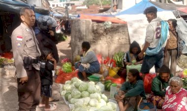 Tingkatkan-Sinergi,-Bhabinkamtibmas-Oekefan-Menyapa-Warga-di-Pasar-Inpres-Soe