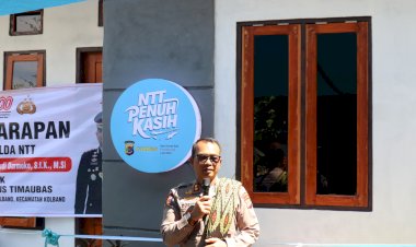 Sentuhan-Kasih-Polri,-Kapolres-TTS-Serahkan-Bantuan-Rumah-Harapan-Kapolda-NTT-untuk-Warga-Kolbano