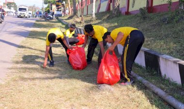 Jaga-Kebersihan-dan-Keindahan-Mako,-Personel-Polres-TTS-Laksanakan-'Jumat-Bersih'