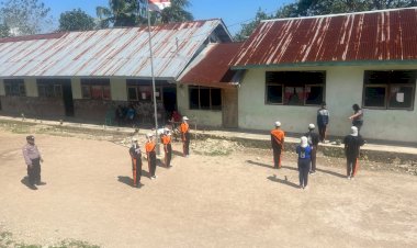 Wujud-Cinta-Tanah-Air,-Bhabinkamtibmas-Polsek-Ki'e-Gembleng-Mental-dan-Fisik-12-Anggota-Paskibra-SMAN-Kotolin