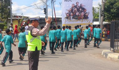 Ciptakan-Rasa-Aman,-Polres-TTS-Kawal-Ketat-Lomba-Gerak-Jalan-SLTP-dan-SLTA-Se-Kabupaten-Dalam-Rangka-HUT-Ke-81-Republik-Indonesia.