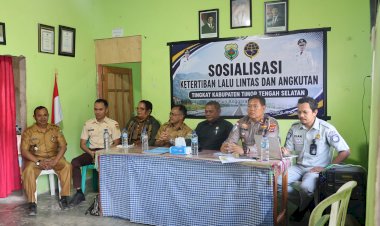 Tingkatkan-Kesadaran-Berkendara,-Sat-Lantas-Polres-TTS-Gelaar-Sosialisasi-Keselamatan-Berlalu-Lintas-di-Desa-Oenino