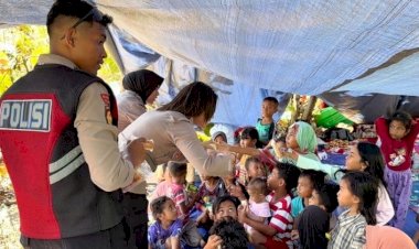 Polwan-Polres-Manggarai-Timur-Hadirkan-Senyum-Anak-Anak-Pengungsi-Gempa-Lewat-Trauma-Healing