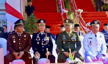 Kapolres-TTS-Hadiri-Upacara-Pengibaran-Bendera-HUT-Ke-81-RI-di-Lapangan-Kantor-Bupati