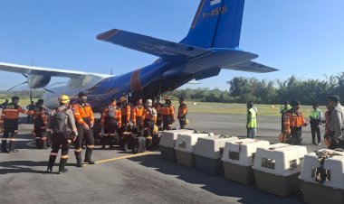Misi-Kemanusiaan-Gempa-Flores,-Personel-Mabes-Polri-dan-10-K-9-Tiba-di-Ngada