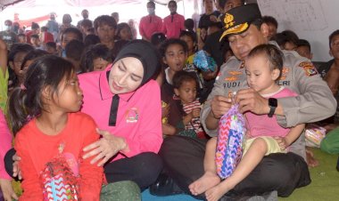 Kapolda-NTT-dan-Ketua-Bhayangkari-Hadirkan-Kepedulian-di-Tengah-Pengungsi-Gempa-di-Gelora-Samador-Maumere