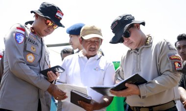 Wakapolda-NTT-Dampingi-Astamaops-Kapolri-Tinjau-Posko-Pengungsian-Korban-Gempa-di-Reo