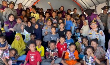 Anak-Anak-Korban-Bencana-Tak-Boleh-Kehilangan-Harapan”,-Pesan-Kapolda-NTT-di-Tengah-Pengungsian-Gempa