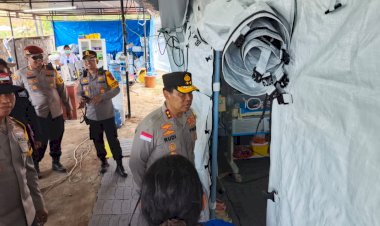 Di-Tengah-Gempa,-Lahir-Gempita:-Kapolda-NTT-Sambangi-Bayi-yang-Lahir-Saat-Bencana-di-RSUD-Aeramo